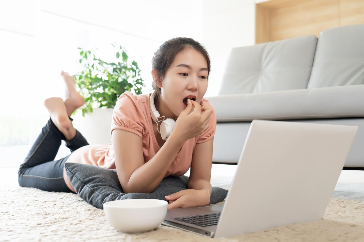 Hydro Coco ArtikelNgemil dan Rebahan Bisa Sehat? Bisa, Kalau Tahu Caranya!